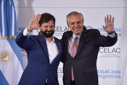 El presidente de Chile, Gabriel Boric, y el presidente de Argentina, Alberto Fernández, saludan durante la Cumbre de la Comunidad de Estados Latinoamericanos y Caribeños (CELAC), en Buenos Aires