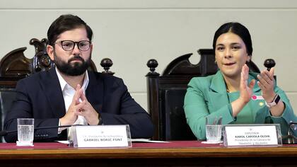 El presidente de Chile, Gabriel Boric, y la presidenta de la Cámara de Diputados Karol Cariola