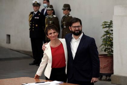 El presidente de Chile, Gabriel Boric, y su ministra del Interior, Carolina Tohá, posan para una fotografía durante una ceremonia de presentación de los nuevos miembros del gabinete