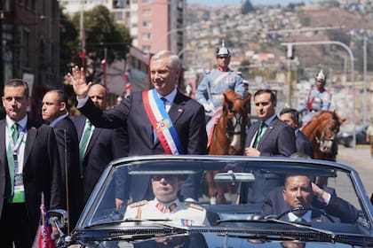 El presidente de Chile, José Antonio Kast, saluda a sus seguidores al salir del Congreso tras su ceremonia de juramentación en Valparaíso, Chile, el 11 de marzo de 2026