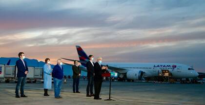 El presidente de Chile, Sebastián Piñera durante una rueda de prensa en el aeropuerto de Santiago de Chile luego de recibir un cargamento de vacunas del laboratorio Sinovac, este domingo 23 de mayo de 2021