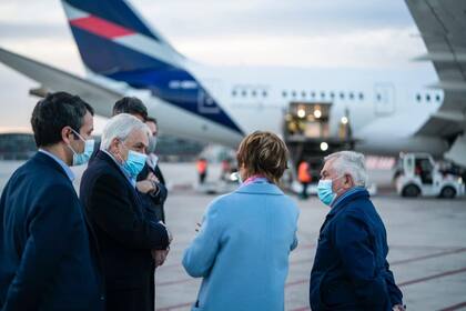 El presidente de Chile, Sebastián Piñera durante una rueda de prensa en el aeropuerto de Santiago de Chile luego de recibir un cargamento de vacunas del laboratorio Sinovac, este domingo 23 de mayo de 2021