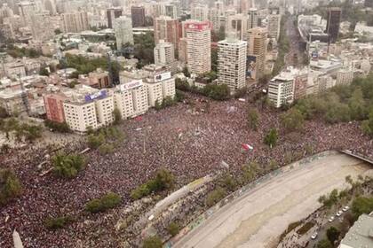 El 25 de octubre ocurrió en Santiago "la marcha más grande de Chile" que fue calificada como la más masiva desde el retorno de la democracia al país