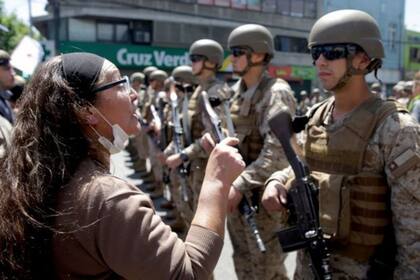 Piñera defiende su decisión de haber desplegado al Ejército para contener la protesta