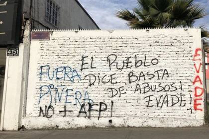 "El pueblo dice basta de abusos", dice una inscripción en las afueras de Santiago