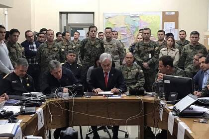 El presidente de Chile, Sebatián Piñera, junto a decenas de militares