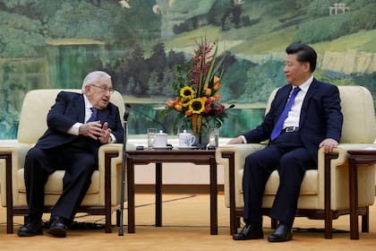 El presidente de China, Xi Jinping, a la derecha, escucha al exsecretario de Estado de Estados Unidos, Henry Kissinger, el 2 de noviembre de 2015