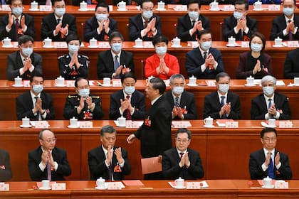 El presidente de China, Xi Jinping, camina junto a los delegados mientras se prepara para votar durante la tercera sesión plenaria de la Asamblea Popular Nacional (APN) en el Gran Salón del Pueblo en Pekín el 10 de marzo de 2023.