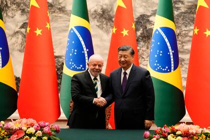 El presidente de China, Xi Jinping, estrecha su mano con su homólogo de Brasil, Luiz Inacio Lula da Silva, en Pekín el 14 de abril, 2023.