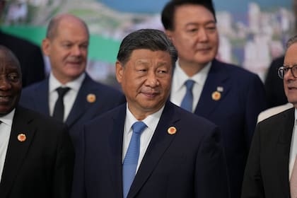 El presidente de China, Xi Jinping, posa para la foto de grupo de los líderes mundiales en la Cumbre del G20, en Río de Janeiro, el martes 19 de noviembre de 2024