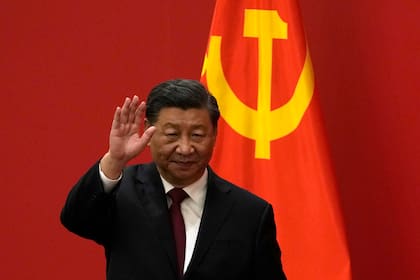 El presidente de China, Xi Jinping, saluda en un acto para introducir a nuevos miembros del Politburó Permanente del partido en el Gran Salón del Pueblo en Beijing, el 23 de octubre de 2022. (AP Foto/Andy Wong, Archivo)