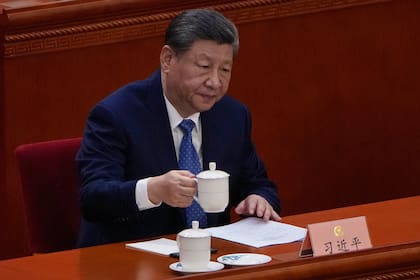 El presidente de China Xi Jinping sostiene una taza de té durante la inauguración de la Conferencia Política Popular de China, el miércoles 4 de marzo de 2026, en Beijing. (AP Foto/Andy Wong)