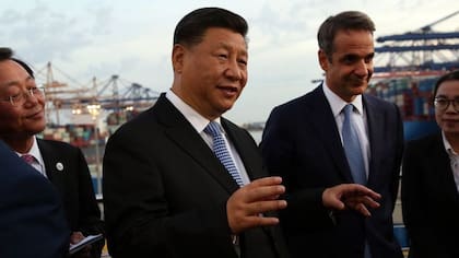 El presidente de China, Xi Jinping, y el primer ministro griego, Kyriakos Mitsotakis, en el puerto del Pireo