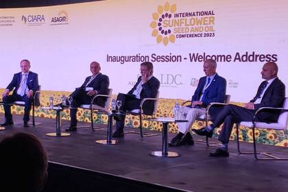 El presidente de Ciara-Cec, Gustavo Idígoras; Sandeep Bajoria, presidente de la International Sunflower Oils Association(ISOA); Juan José Bahillo, secretario de Agricultura; Enrique Moro, presidente de Asagir y Dinesh Bhatia, embajador de India en la Argentina