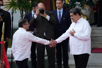 El presidente de Colombia, Gustavo Petro, a la izquierda, le da la mano al presidente de Venezuela, Nicolás Maduro, en las escaleras del Palacio Presidencial de Miraflores, en Caracas, Venezuela, el martes 1 de noviembre de 2022