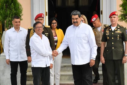 El presidente de Colombia, Gustavo Petro, a la izquierda, le da la mano al presidente de Venezuela, Nicolás Maduro, mientras posan para los fotógrafos en el Palacio Presidencial de Miraflores, en Caracas, Venezuela, el sábado 7 de enero de 2023. (Foto AP/Matías Delacroix)
