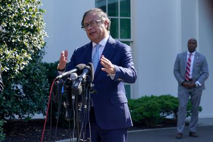 El presidente de Colombia, Gustavo Petro, habla con periodistas tras su reunión con el presidente, Joe Biden, en la Casa Blanca en Washington, el jueves 20 de abril de 2023. (AP Foto/Susan Walsh)