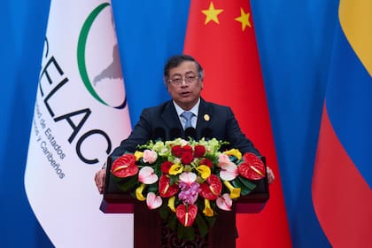 El presidente de Colombia, Gustavo Petro, pronuncia su discurso durante la ceremonia de apertura de la Cuarta Reunión Ministerial del Foro de China y la Comunidad de Estados Latinoamericanos y Caribeños en el Centro Nacional de Convenciones de China en Pekín, el 13 de mayo de 2025. (AP/Andy Wong)
