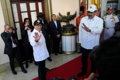 El presidente de Colombia, Gustavo Petro, saluda a su llegada la palacio presidencial de Miraflores, al ser recibido por el mandatario venezolano, Nicolás Maduro, en Caracas, el 9 de abril de 2024. (AP Foto/Ariana Cubillos)