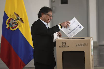 El presidente de Colombia, Gustavo Petro, vota en las elecciones locales y regionales en Bogotá, Colombia, el domingo 29 de octubre de 2023