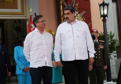 El presidente de Colombia, Gustavo Petro, y su homólogo venezolano, Nicolás Maduro, en su primer encuentro cara a cara en Caracas