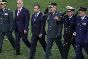 Las Fuerzas Armadas de Colombia juraron lealtad a Petro, el primer presidente con pasado guerrillero