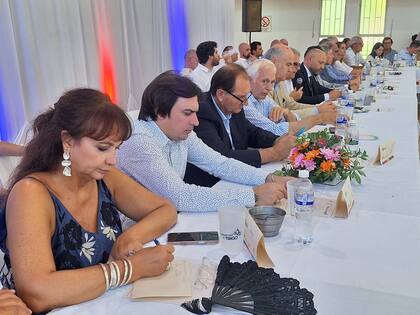 El presidente de Coninagro, Lucas Magnano (segundo desde la izquierda), en la Mesa Nacional del Trigo en Leones, Córdoba