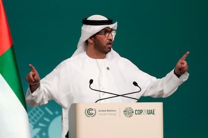 El presidente de COP28, sultán al-Jaber, habla en la sesión inicial de la Cumbre Climática de la ONU COP28, jueves 30 de noviembre de 2023, en Dubái, Emiratos Árabes Unidos. (AP Foto/Peter Dejong)