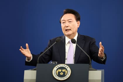 El presidente de Corea del Sur, Yoon Suk Yeol, responde la pregunta de un reportero en una conferencia de prensa en la Oficina Presidencial, en Seúl, Corea del Sur, el jueves 7 de noviembre de 2024