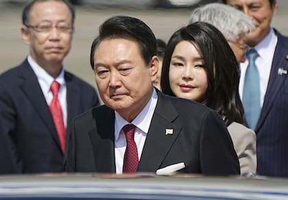 El presidente de Corea del Sur, Yoon Suk Yeol, y su esposa, Kim Keon Hee, llegan al aeropuerto internacional Haneda de Tokio, el jueves 16 de marzo de 2023.