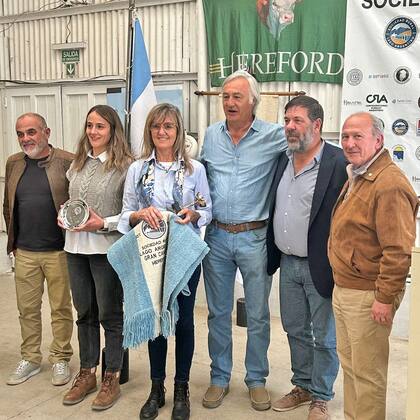 El presidente de CRA, Carlos Castagnani, junto a Adrián Suárez, presidente del CAP de Santa Cruz y la familia Jansma, de estancia Nibepo Aike