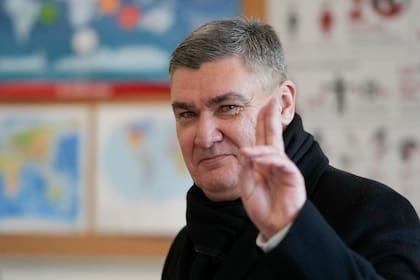 El presidente de Croacia, Zoran Milanovic, saluda a los medios de comunicación tras votar durante las elecciones presidenciales en una casilla electoral en Zagreb, Croacia, el domingo 29 de diciembre de 2024. (Foto AP/Darko Bandic)