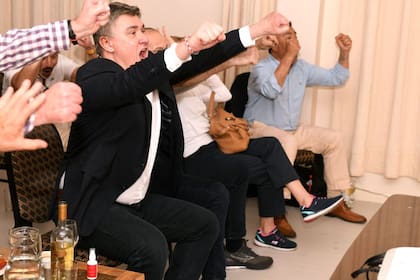 El presidente de Croacia Zoran Milanovic viendo el partido entre Croacia y Brasil en Chile