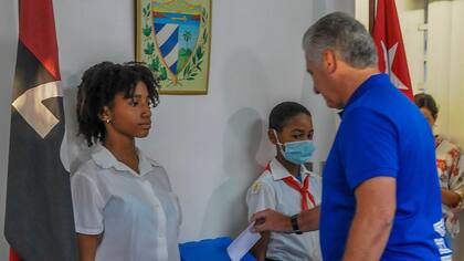 El presidente de Cuba, Miguel Díaz-Canel, emite su voto en un colegio electoral durante el referéndum sobre el nuevo Código de Familia en La Habana, Cuba, el domingo 25 de septiembre de 2022