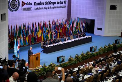 El presidente de Cuba, Miguel Díaz-Canel, se dirige a los líderes que asisten a la cumbre del G77 + China en La Habana, Cuba, el viernes 15 de septiembre de 2023. (AP Foto/Ramón Espinosa)
