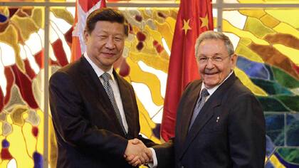 El presidente de Cuba, Raúl Castro (der.), y su homólogo chino, Xi Jinping, han estrechado las relaciones comerciales entre los dos países. Obama busca hacer lo mismo.