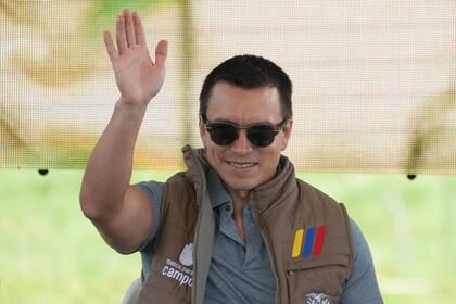 El presidente de Ecuador, Daniel Noboa saluda al llegar a Poalo, en Ecuador, el 21 de marzo de 2024. (AP Foto/Dolores Ochoa, Archivo)