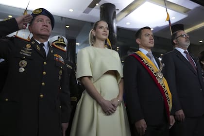 El presidente de Ecuador, Daniel Noboa, y la primera dama, Lavinia Valbonesi, abandonan la Asamblea Nacional después de que él prestó juramento como nuevo presidente del país, en Quito, Ecuador, el jueves 23 de noviembre de 2023.