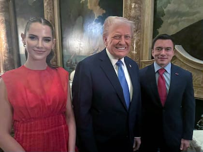 El presidente de Ecuador, Daniel Noboa, y su esposa, junto a Donald Trump