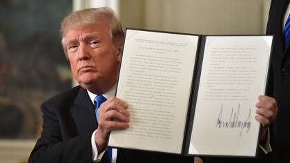 El presidente de EE. UU., Donald Trump, sostiene un memorándum firmado después de pronunciar una declaración sobre Jerusalén en la Sala de Recepción Diplomática de la Casa Blanca en Washington