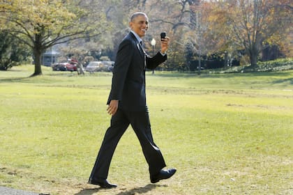 Obama muestra el BlackBerry que utiliza para sus comunicaciones diarias