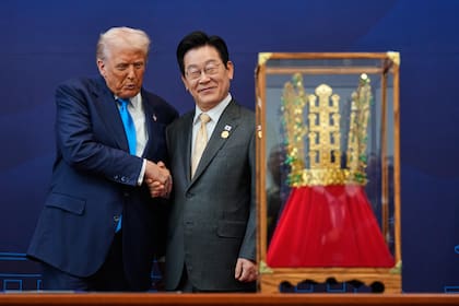 El presidente de EEUU, Donald Trump, estrecha la mano del presidente surcoreano Lee Jae Myung