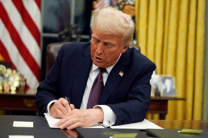 El presidente de EEUU, Donald Trump, firma órdenes ejecutivas en el Despacho Oval de la Casa Blanca el lunes 20 de enero de 2025 en Washington. (Foto AP/Evan Vucci)