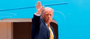 Trump dijo que pospuso un ataque a Irán y aseguró que hay una "muy buena posibilidad" de poner fin a la guerra