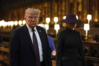 El presidente de EEUU, Donald Trump, y la primera dama Melania Trump visitan la Capilla de San Jorge en el Eastillo de Windsor, en Windsor, Inglaterra, el miércoles 17 de septiembre de 2025. (Aaron Chown/Pool Photo vía AP)