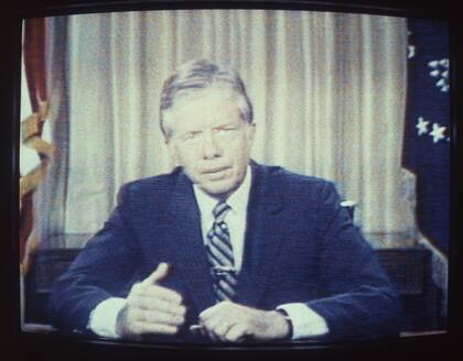 El presidente de EEUU Jimmy Carter habla el 15 de julio de 1979 desde el Despacho Oval de la Casa Blanca.