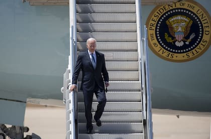  El presidente de EEUU, Joe Biden, baja por las escaleras de su avión Air Force One, a su llegada a la base aérea de Torrejón de Ardoz, a 28 de junio de 2022, en Torrejón de Ardoz, Madrid (España)