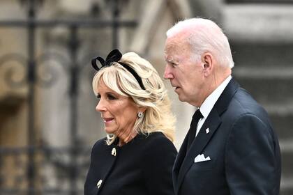 El presidente de EE.UU., Joe Biden, y la primera dama, Jill Biden, llegan a la Abadía de Westminster en Londres el 19 de septiembre de 2022, para el servicio fúnebre de Estado de la reina Isabel II de Gran Bretaña