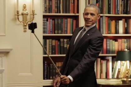 El presidente de EE.UU. luce descontracturado tomándose una selfie en su despacho de trabajo