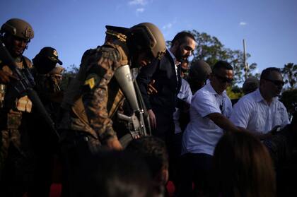 El presidente de El Salvador Nayib Bukele escoltado por militares